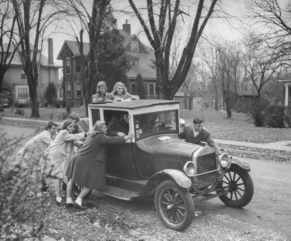 Gold Diggers Snuggle Pups And The Bee S Knees Prohibition An These Kids From The 1920s Pushing A Disabled Model T Ford May Have Referred To Run Down Vehicle By One Of Its Slang Terms Jalopy Or Tin Lizzy